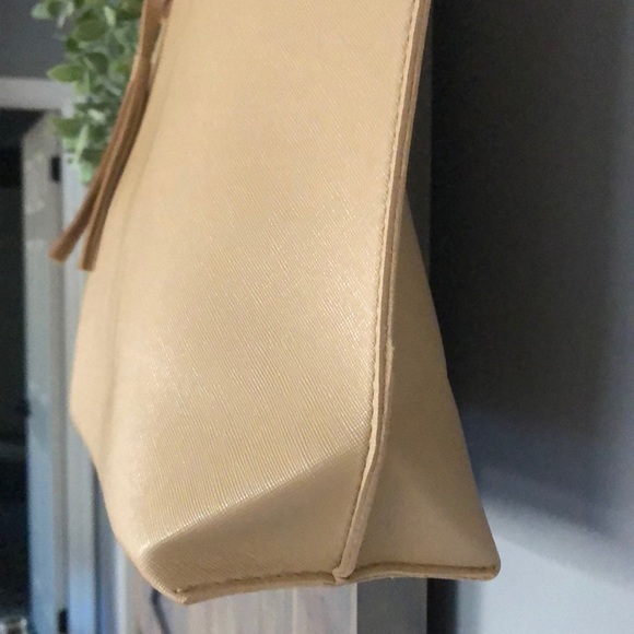 beige tote - Picture 4 of 7